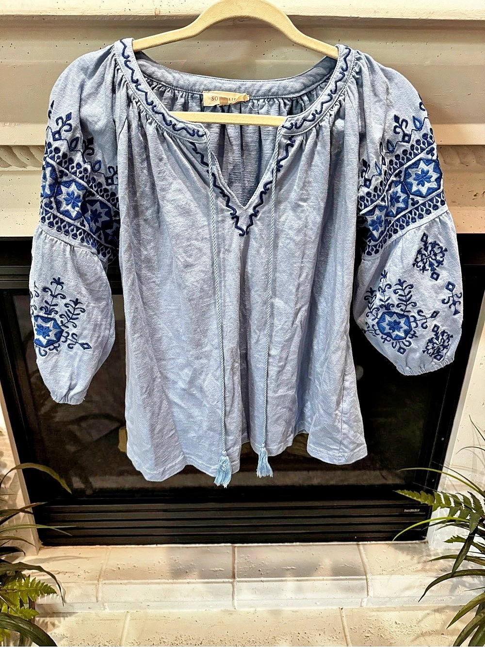 Solitaire Embroidered Blue & White Blouse Size Large